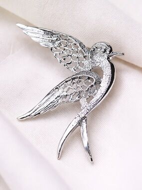 💕2/$30 Sarah Coventry Silver Tone Swallow Bird Brooch Vintage Pin